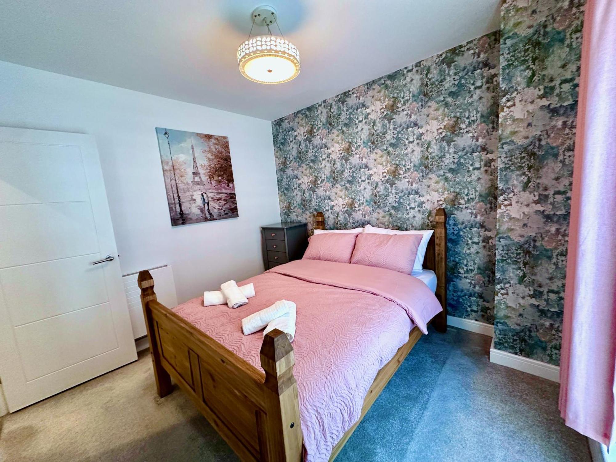 Spacious And Modern Entire With Garden Stockport