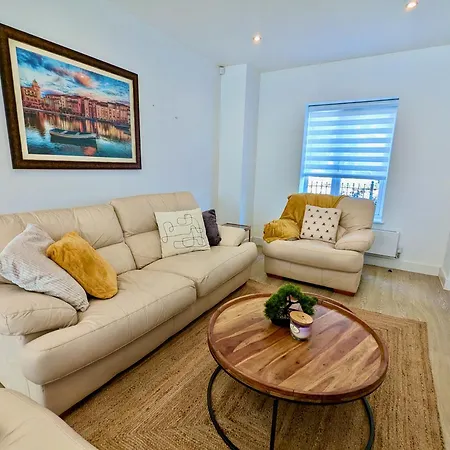 Spacious And Modern Entire Home With Garden Stockport Exterior photo