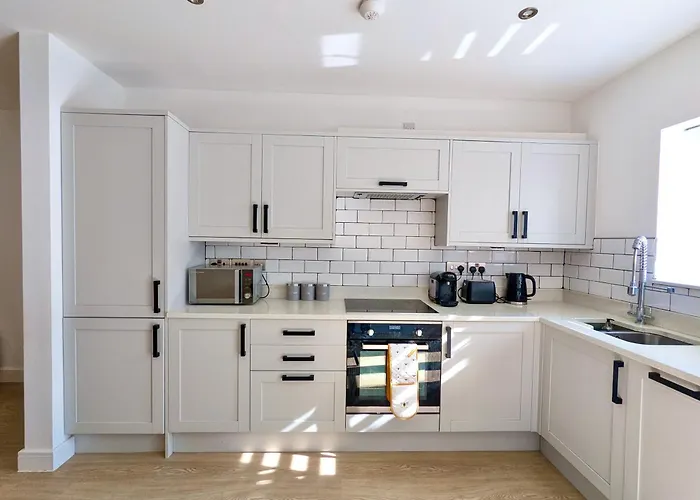 Spacious And Modern Entire Home With Garden
