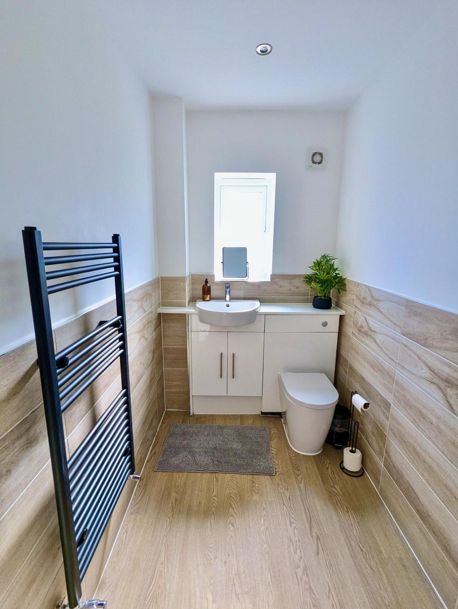 Spacious And Modern Entire With Garden * Stockport