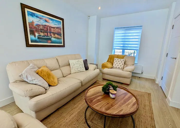 Spacious And Modern Entire Home With Garden