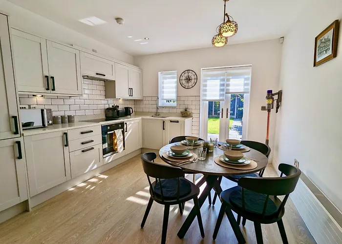 Spacious And Modern Entire Home With Garden